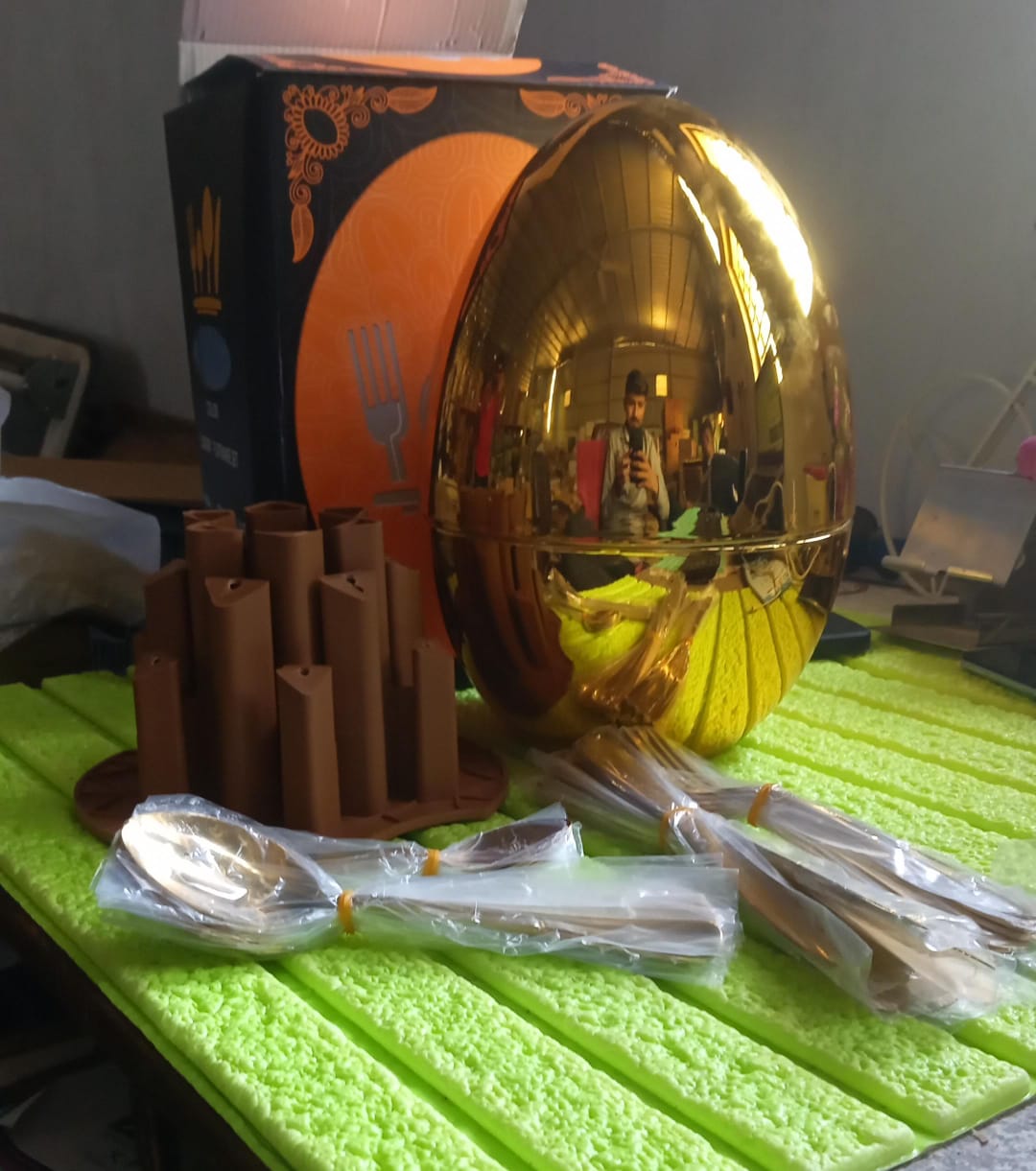 Premium 24 Pcs Cutlery Set with Oval Stand – Golden Luxury Set